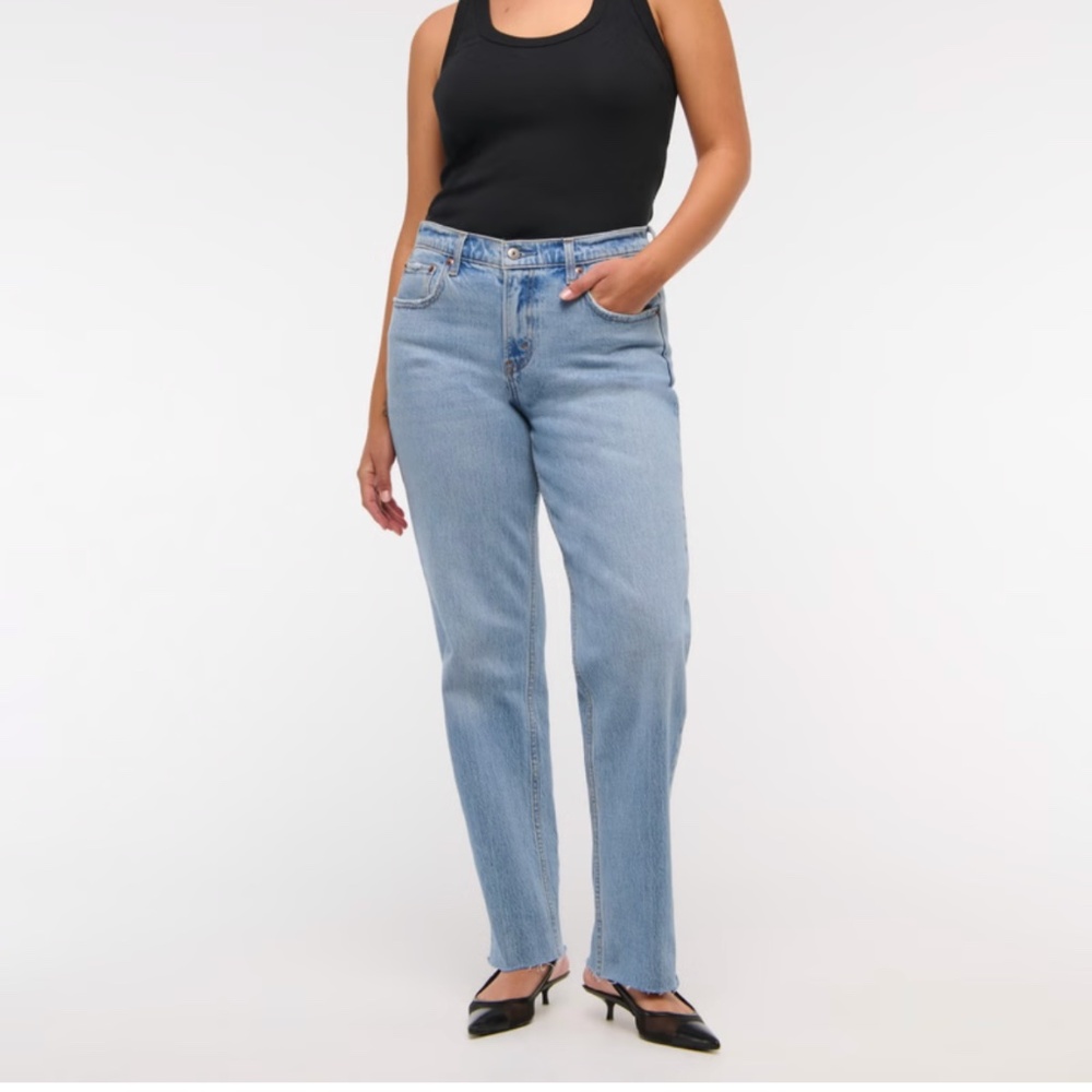 Abercrombie Mid Rise 90s Straight Jean size 6s/28
Curve Love